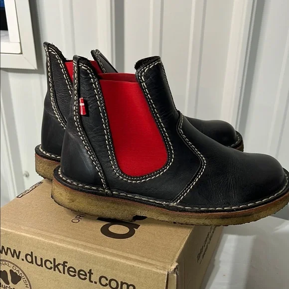 Unisex Black and Red Leather Boots Duckfeet 38 - Picture 5 of 7